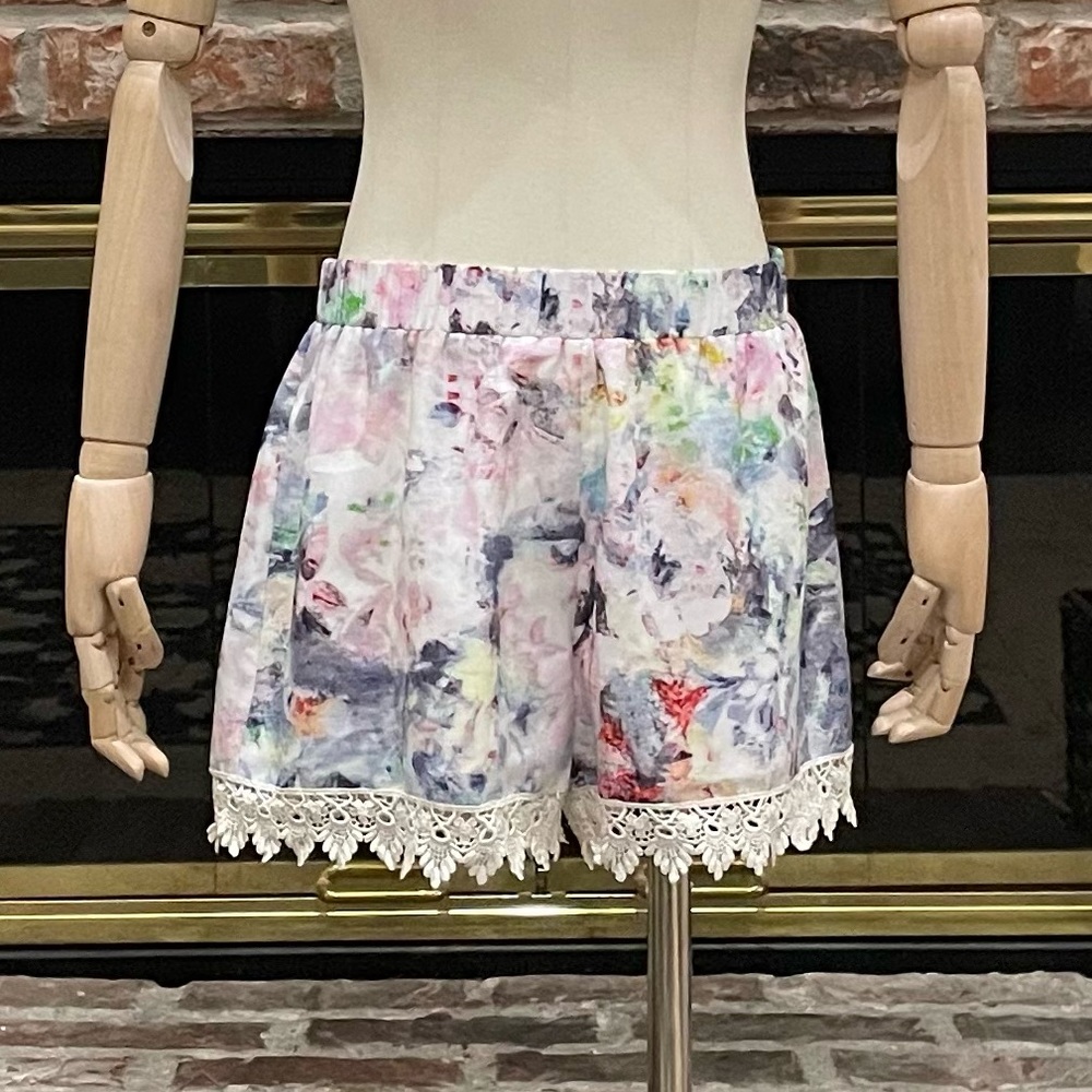 Floral abstract watercolor shorts with lace trim / M/L / Excellent condition - Picture 4 of 11